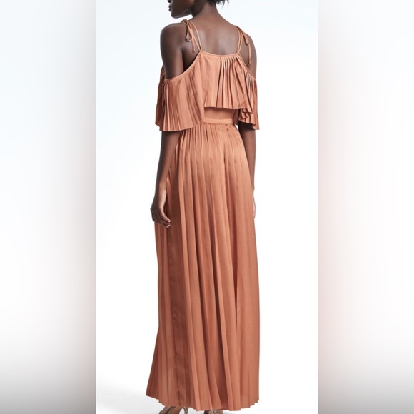 NWT BANANA REPUBLIC x OLIVIA PALERMO OFF SHOULDER PLEATED MAXI DRESS SIZE 0 - Picture 2 of 5